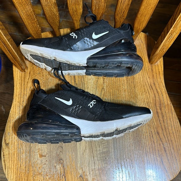 Barely worn Womens Nikes in great condition!! - Picture 2 of 8
